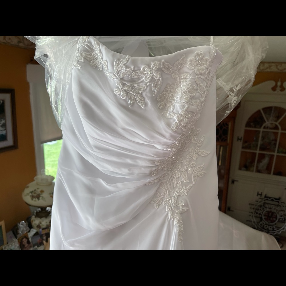 Brand new wedding dress size 8
